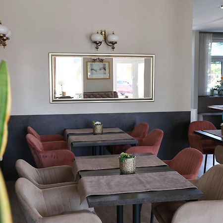 Hotel Forras Komárom Екстериор снимка