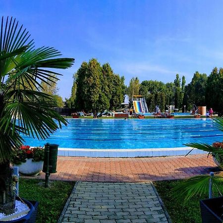 Hotel Forras Komárom Екстериор снимка
