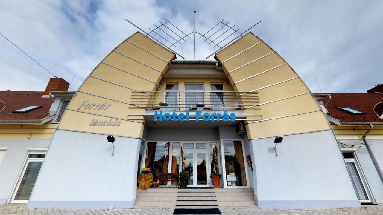 Hotel Forras Komárom Екстериор снимка