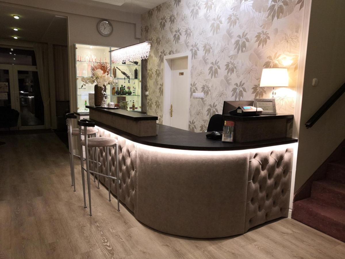 Hotel Forras Komárom Екстериор снимка