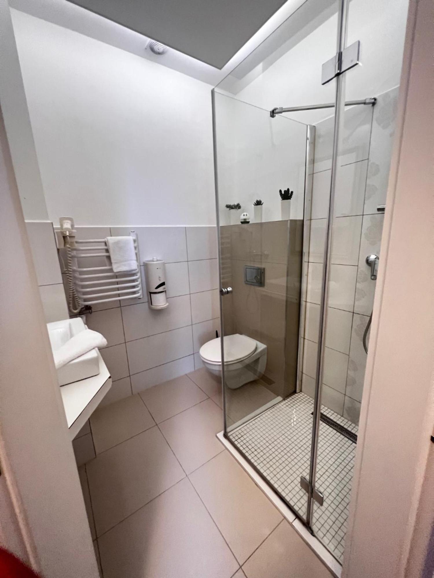 Hotel Forras Komárom Екстериор снимка
