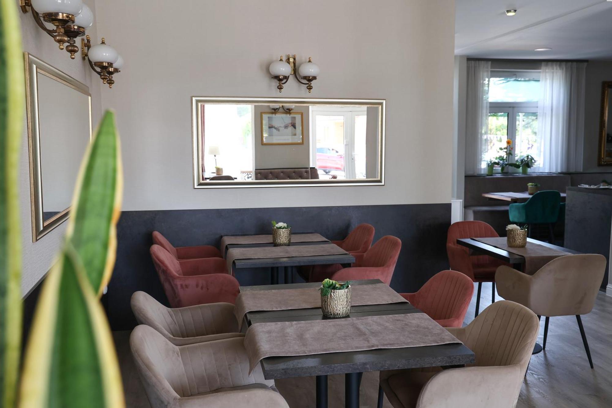 Hotel Forras Komárom Екстериор снимка