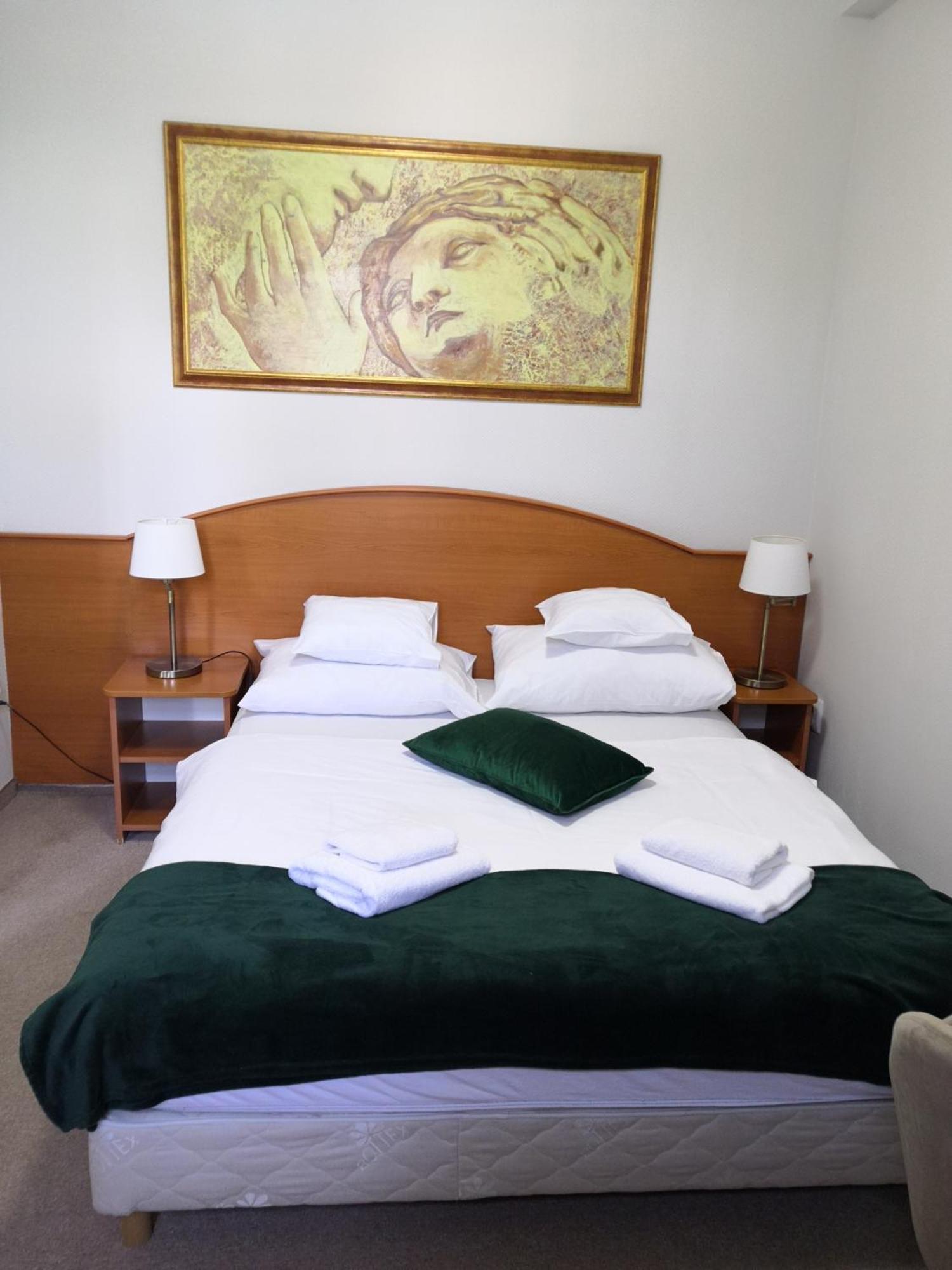Hotel Forras Komárom Екстериор снимка