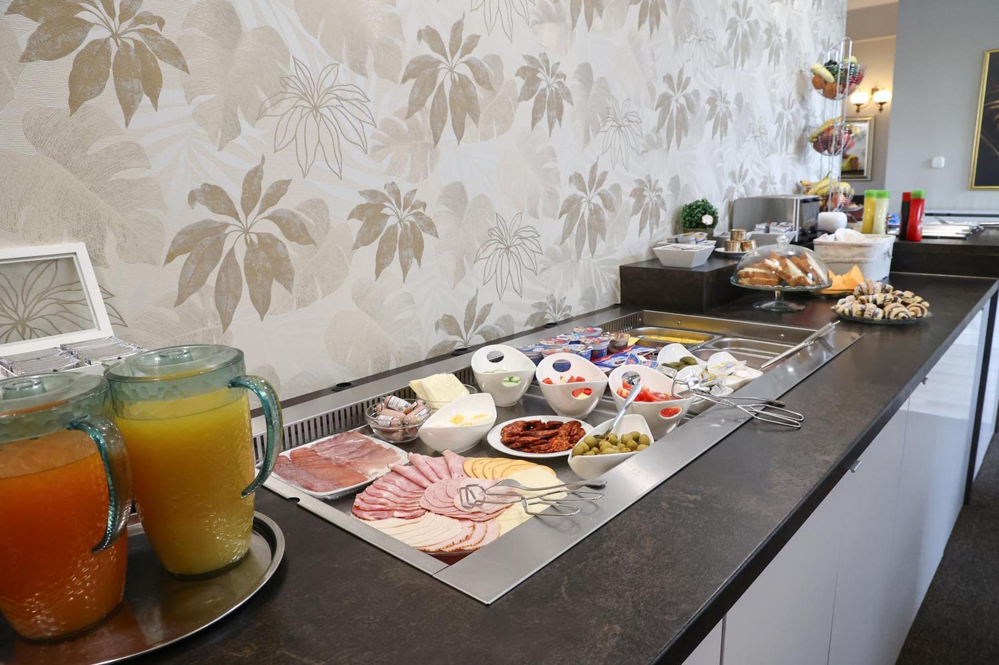 Hotel Forras Komárom Екстериор снимка