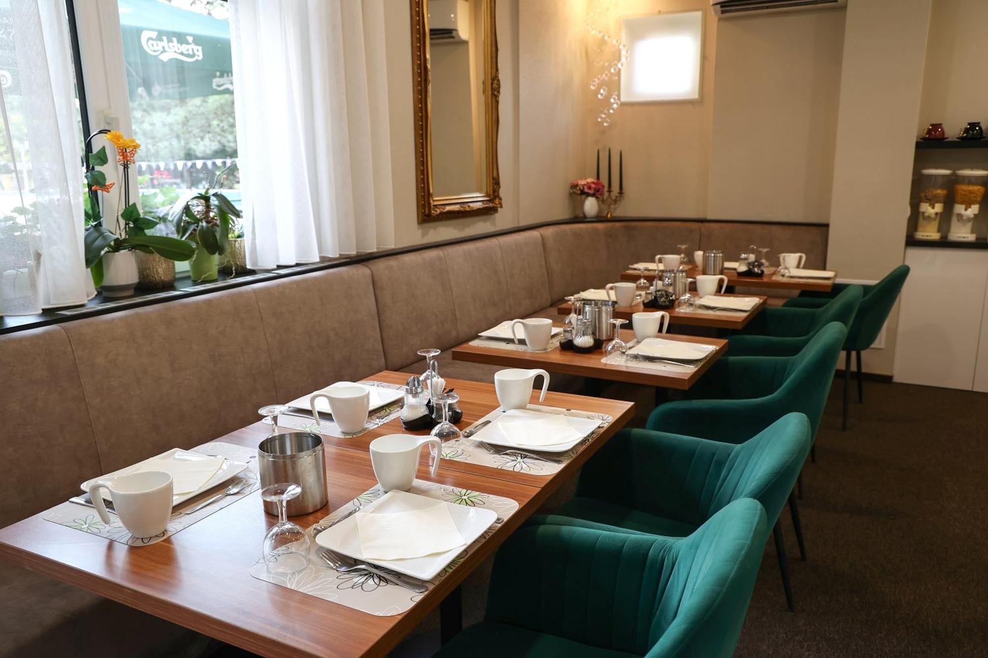 Hotel Forras Komárom Екстериор снимка