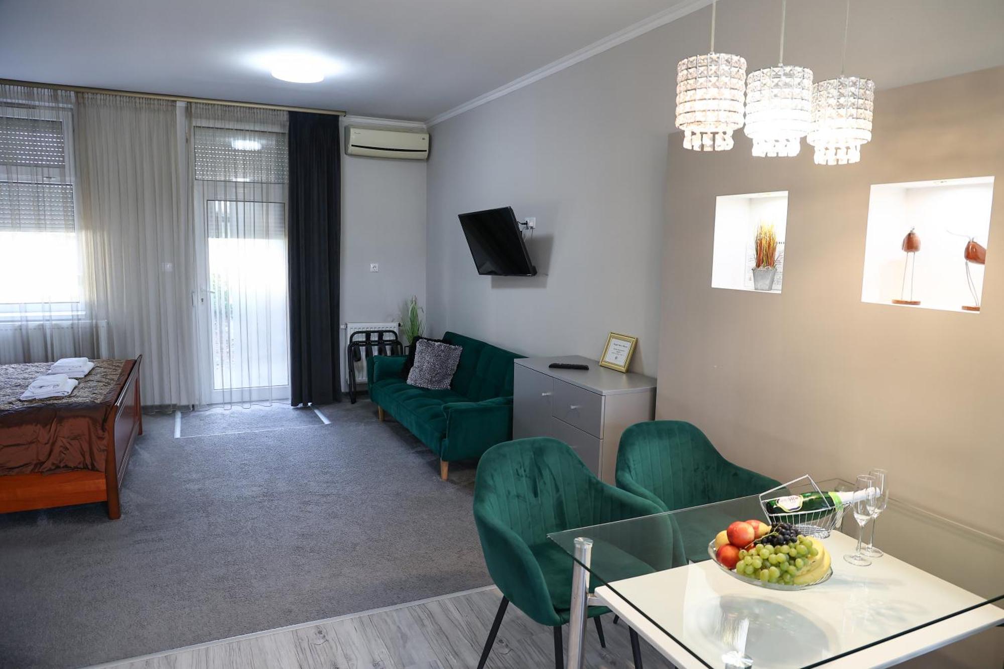 Hotel Forras Komárom Екстериор снимка