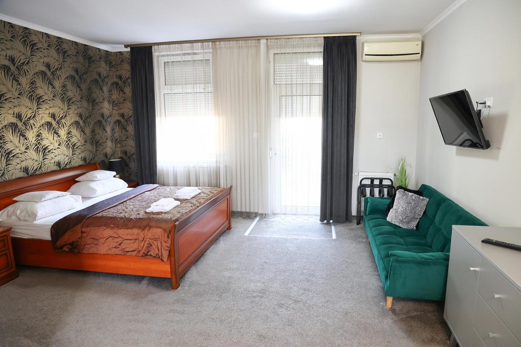 Hotel Forras Komárom Екстериор снимка