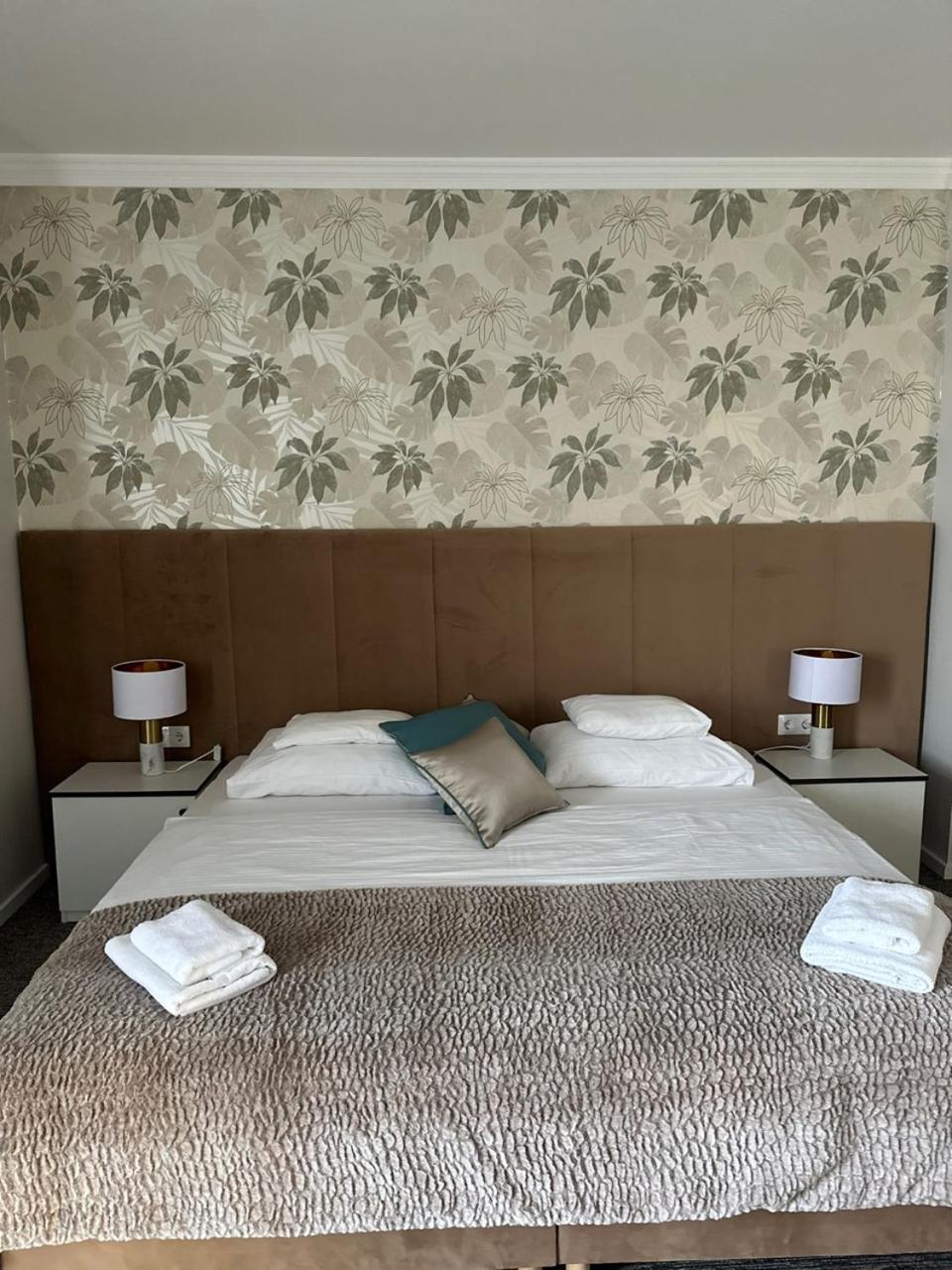 Hotel Forras Komárom Екстериор снимка