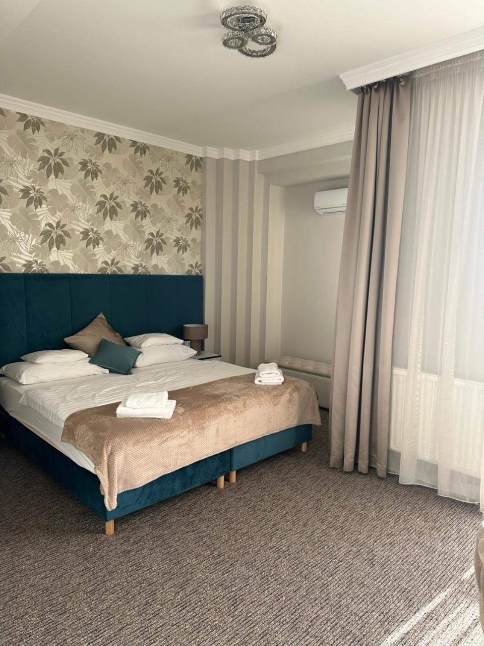 Hotel Forras Komárom Екстериор снимка