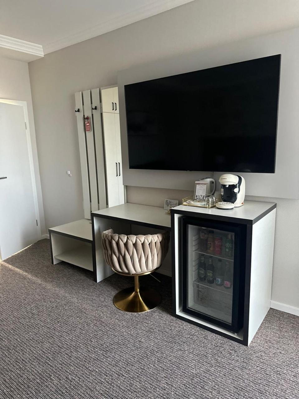 Hotel Forras Komárom Екстериор снимка