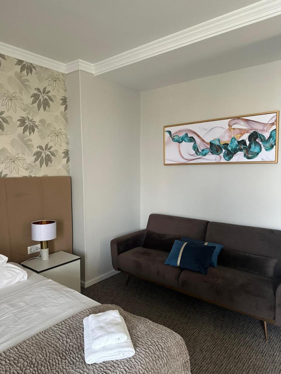 Hotel Forras Komárom Екстериор снимка