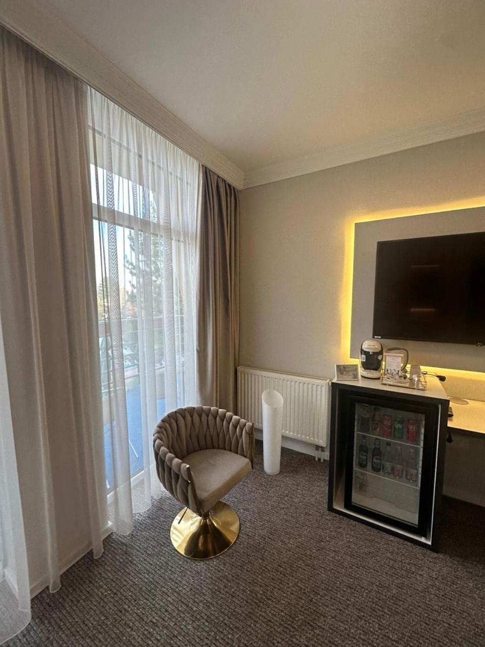 Hotel Forras Komárom Екстериор снимка