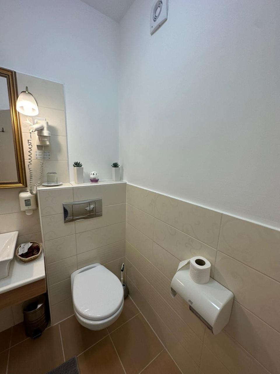 Hotel Forras Komárom Екстериор снимка