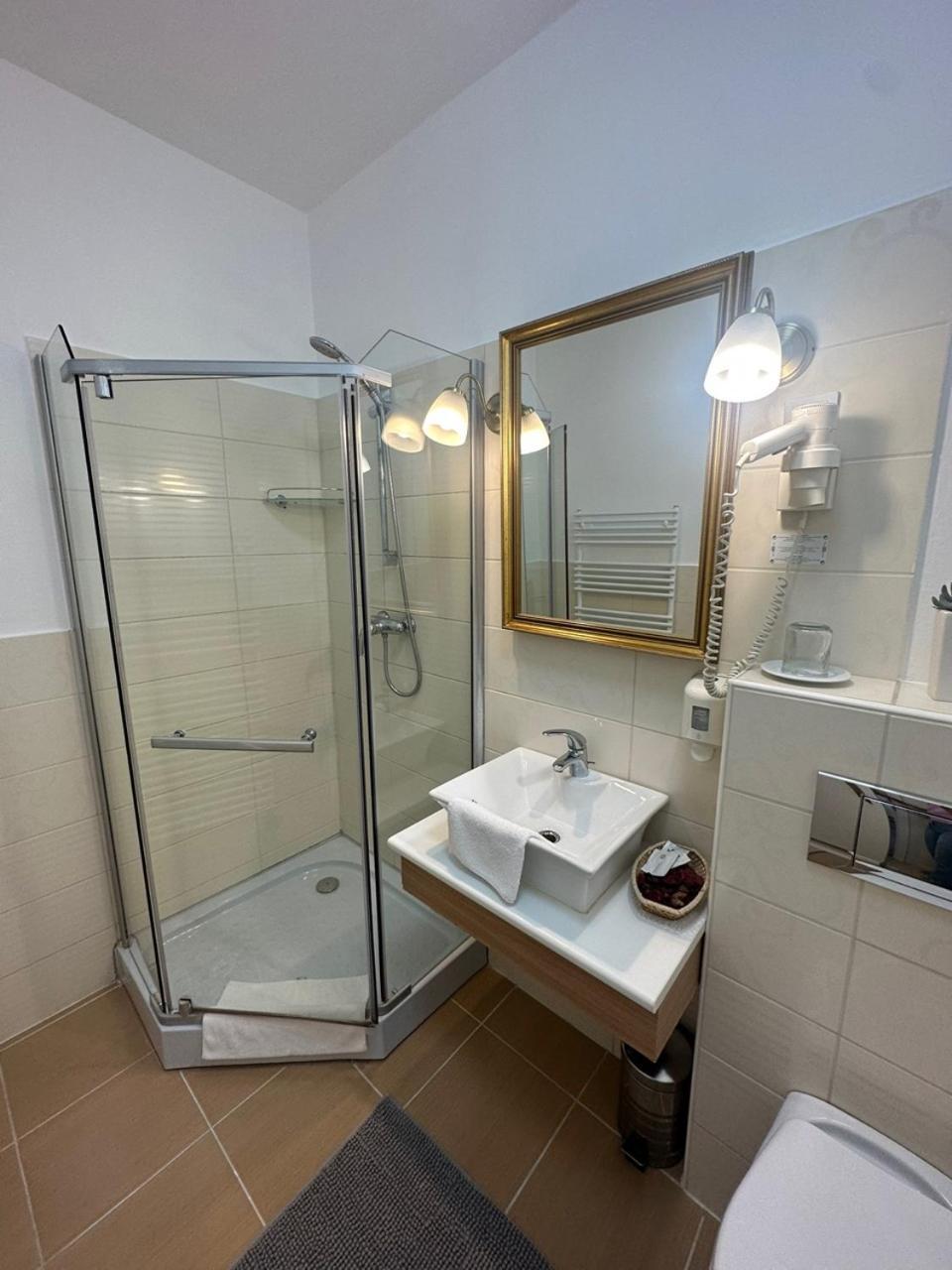 Hotel Forras Komárom Екстериор снимка