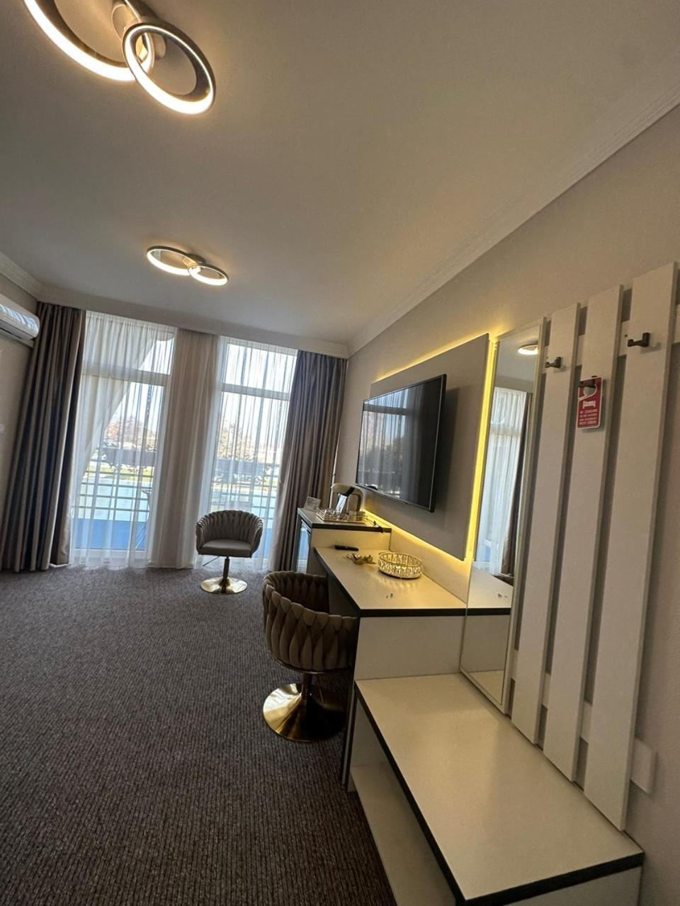 Hotel Forras Komárom Екстериор снимка