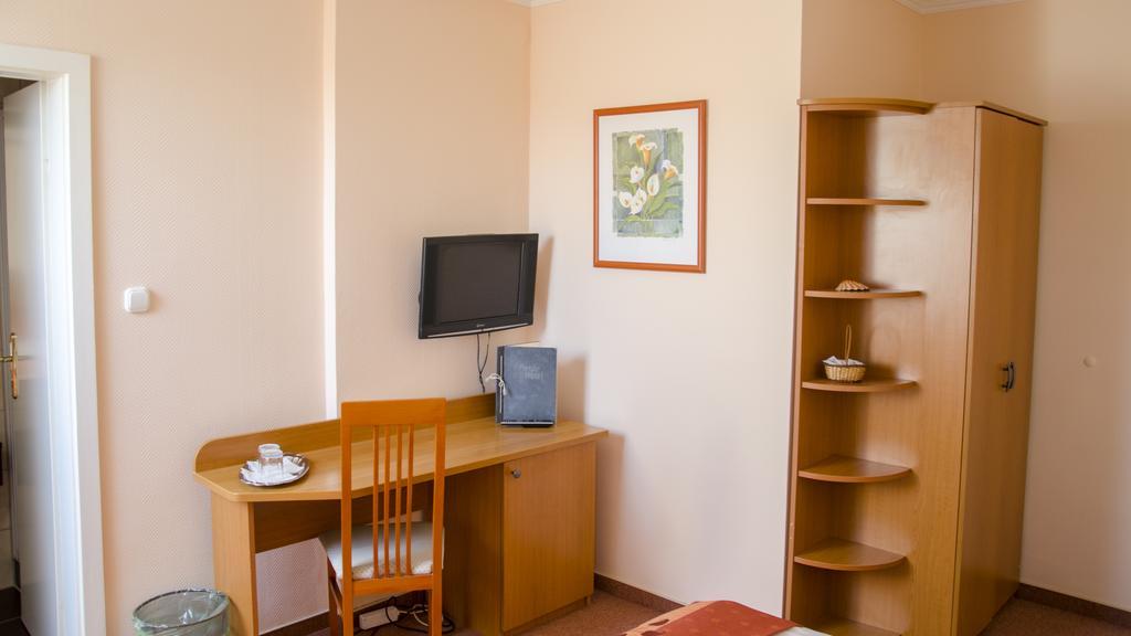 Hotel Forras Komárom Екстериор снимка