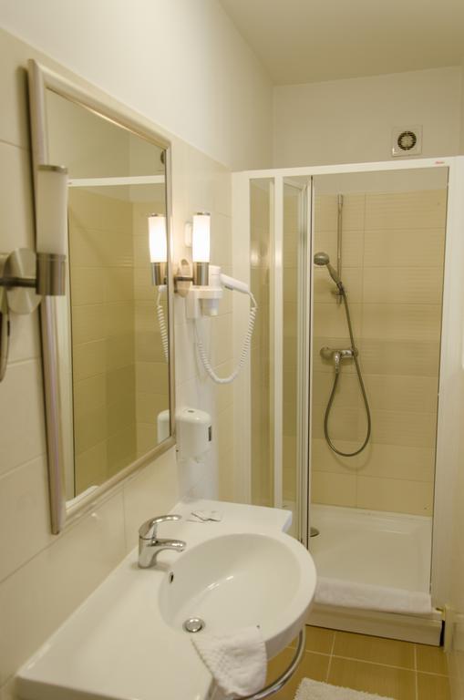 Hotel Forras Komárom Екстериор снимка