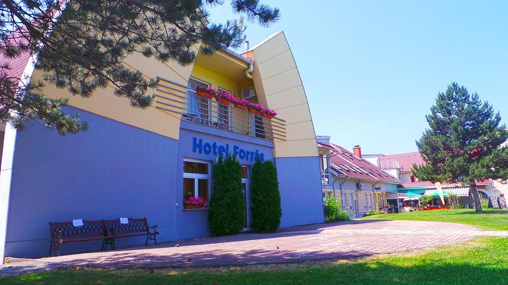 Hotel Forras Komárom Екстериор снимка