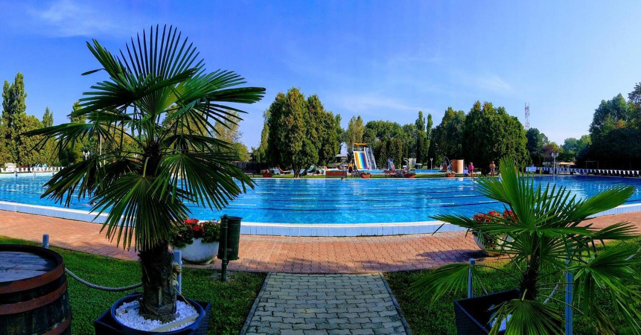Hotel Forras Komárom Екстериор снимка