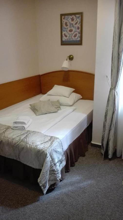 Hotel Forras Komárom Екстериор снимка
